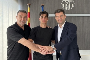 世體：巴薩17歲中場(chǎng)將和經(jīng)紀(jì)人門德斯討論去留，多特蒙德對(duì)其有意