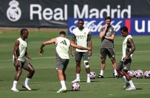 馬卡報(bào)：皇馬在奧地利熱身賽門(mén)票40分鐘內(nèi)售罄，引發(fā)當(dāng)?shù)厍蛎詿岢? >
                                        </div>
                                    </div>
                                                                        <div   id=