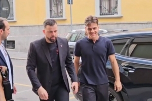 記者：體檢結(jié)束后賈沙里將前往辦公室完成簽約，他將身穿30號球衣