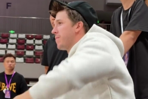 細(xì)節(jié)滿滿！里夫斯中國(guó)行期間客串教練 親自指導(dǎo)球員