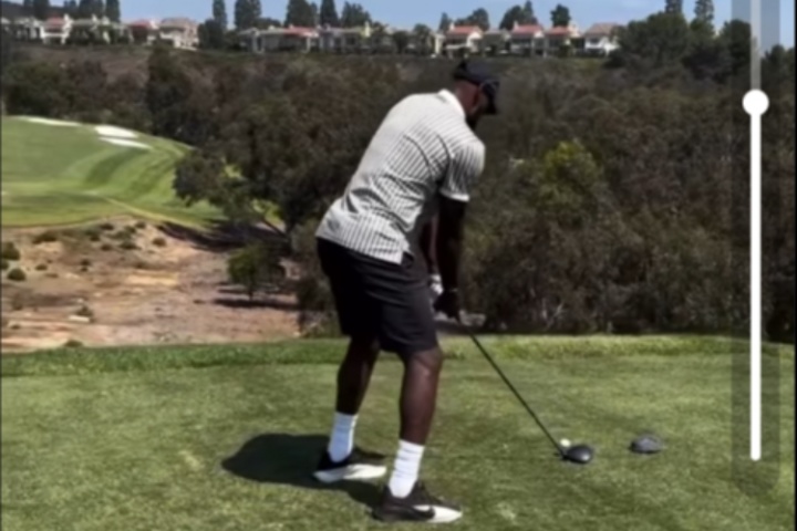 謙虛??朋友夸詹姆斯打高爾夫進(jìn)步神速！老詹回復(fù)：我就隨便打打