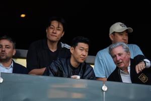 即將登陸美職聯(lián)！孫興慜現(xiàn)身洛杉磯FC主場，觀戰(zhàn)聯(lián)盟杯vs老虎大學(xué)