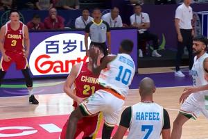 王俊杰高位吊傳胡金秋 后者接球順下上籃被打到臉部仍能打成2+1