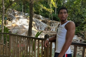 度假+養(yǎng)傷??貝林厄姆社媒曬度假照片，多位隊(duì)友留言點(diǎn)贊