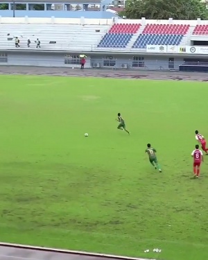 逆大天????泰國球員過門將面對空門提前慶祝，遭對手奮力解圍