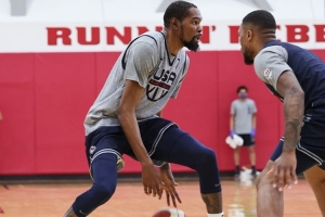 懷特談防守杜蘭特：你拼命跳也妨礙不了他投籃 他就是個冷血?dú)⑹? >
                                        </div>
                                    </div>
                                                                        <div   id=