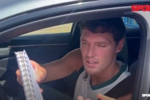 每體：克里斯滕森為巴薩球迷簽名合影，如無意外他將再留一年