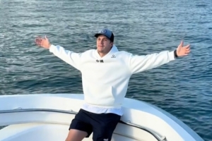 工作之余放松一下！里夫斯與友人暢游海港&飯后高唱勒布朗之歌