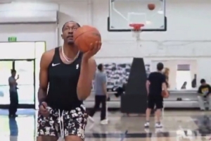 對籃球的熱愛！杰倫威手腕韌帶撕裂&接受手術(shù) 仍進行單手投籃訓(xùn)練