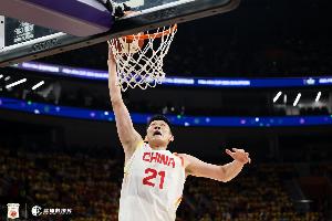 依舊穩(wěn)定！胡金秋先發(fā)出戰(zhàn)首節(jié)3投全中拿到6分 另有6個(gè)籃板