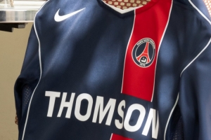 巴黎攜手耐克復刻經(jīng)典T90球衣，小羅、保萊塔參與宣傳