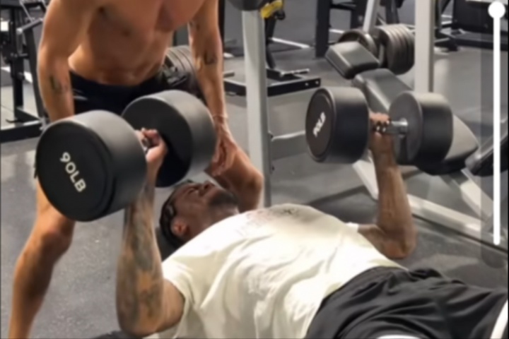 ??NBA球員的力量！杰倫-格林用90磅啞鈴做平板臥推！