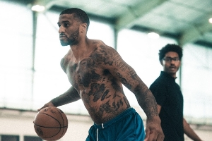 互練攻防？普爾與老隊友小佩頓一起訓練