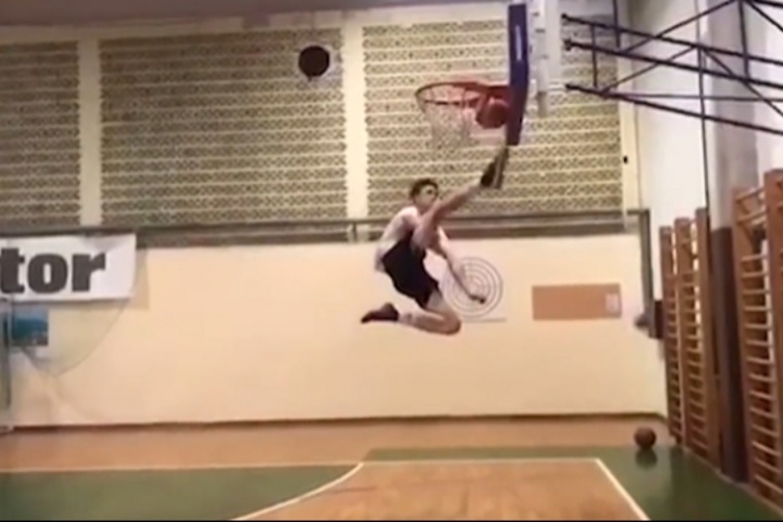 恐怖彈跳??塞斯科14歲用腳踢3米高籃筐，被紅牛直接相中簽下