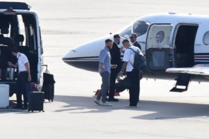 圖片報(bào)：曼聯(lián)引援主管維維爾陪同塞斯科出發(fā)，最早周五晚上官宣