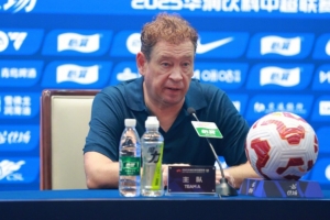 斯盧茨基：今天的結(jié)果讓大家失望了，吳曦出現(xiàn)在前腰是新的嘗試