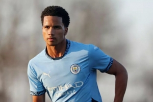 羅馬諾：拜仁、阿賈克斯有意17歲中場穆卡薩，曼城對(duì)球員充滿信心