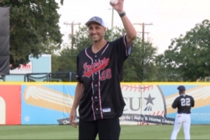 捧場(chǎng)同城球隊(duì)！吉諾比利為棒球隊(duì)圣安東尼奧使命開(kāi)球