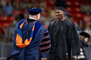 先拿個學(xué)位再說！獨行俠祝賀新秀邁爾斯-凱利順利畢業(yè)