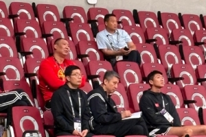 研究對(duì)手！郭士強(qiáng)現(xiàn)場(chǎng)觀看了韓國(guó)vs關(guān)島的比賽 并認(rèn)真做起了筆記