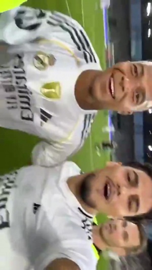 有點(diǎn)懵但很配合！球迷曬第一視角與姆總自拍，姆總微笑配合??