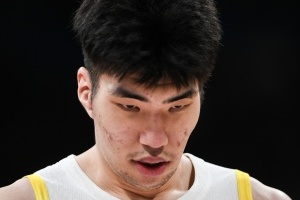 頂住壓力！余嘉豪6罰5中得7分7板1斷1帽 體型碾壓爆搶6前場板