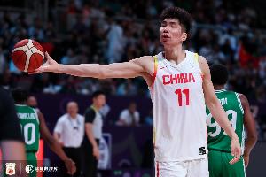 作用明顯！余嘉豪上半場(chǎng)2投1中&6罰5中得到7分6板1斷 5個(gè)前場(chǎng)籃板