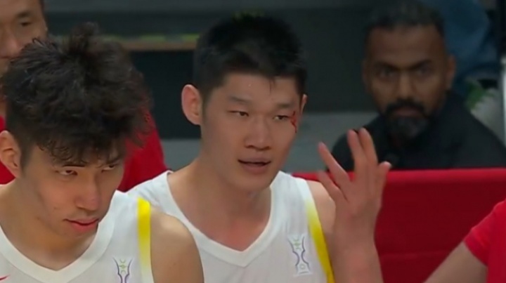 胡金秋上籃命中被打到血流滿面！裁判沒(méi)有響哨&回看后維持原判！