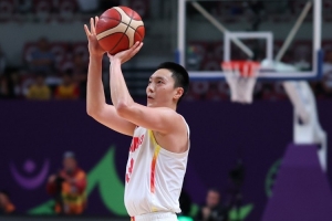 媒體人：中國男籃首發(fā)調(diào)整一下吧 把不得分的球員放到替補(bǔ)找狀態(tài)