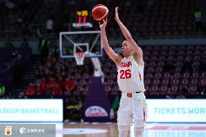 優(yōu)質(zhì)3D！朱俊龍攻防建樹 半場(chǎng)三分3中2得到6分1助攻