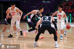 中國男籃隊長！趙?？貓鲆廊环€(wěn)定 全場貢獻9分4籃板3助攻