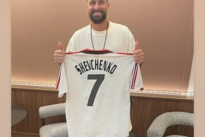 都曾為米蘭效力！吉魯更新社交媒體，曬出舍甫琴科的7號米蘭球衣