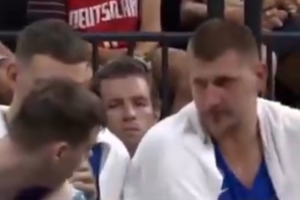 小將托皮奇被換下后直接坐下 約基奇告訴他要先和隊(duì)友擊掌