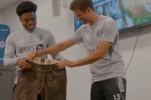 已經(jīng)成溫哥華活寶啦！穆勒給為自己讓出號(hào)碼的隊(duì)友送皮褲