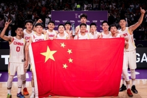 繼續(xù)沖?。⊥蹩〗軙裰袊?guó)男籃的大合照：眾志成城