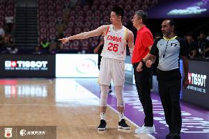 受到犯規(guī)困擾！朱俊龍上半場出戰(zhàn)4分46秒 5項(xiàng)數(shù)據(jù)都為0 出現(xiàn)3犯規(guī)