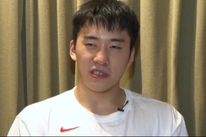 王俊杰：中國(guó)男籃每場(chǎng)都是拼出來的 大哥們都給了我很多建議