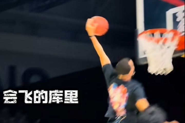 ??金州拉文起飛！庫里中國行獻單臂左手劈扣！