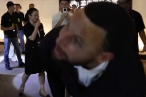 好多人啊~觀看無人機(jī)表演之前球迷高呼MVP 庫里探頭偷瞄