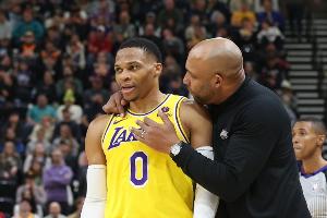 A-史密斯：湖人為詹姆斯交易來威少&解雇教練 但現(xiàn)在輪到東契奇了