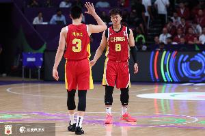 趙睿：我那個打板不進 你的撤步絕殺就進了 胡明軒：差一點點運氣