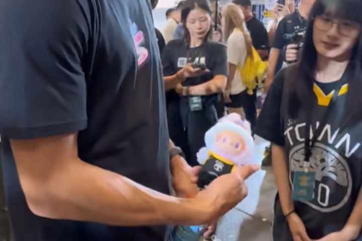 別人一娃難求你免費(fèi)拿??女球迷送庫(kù)里定制版潮玩Labubu