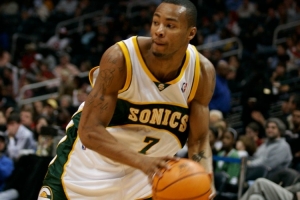 13年冠軍成員！Scotto：馬刺任命拉沙德-劉易斯擔(dān)任球員發(fā)展教練