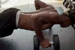 不僅僅靠天賦！亞馬爾社媒曬視頻：手握啞鈴俯臥撐強(qiáng)化訓(xùn)練