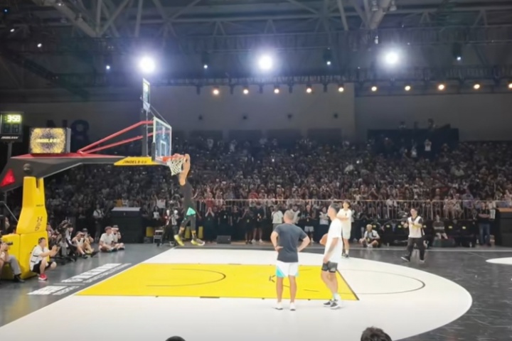 金州拉文太寵粉了！球迷起哄“Dunk！” 庫(kù)里拋球半轉(zhuǎn)身雙手炸扣