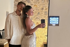 ??20歲拜仁新援比紹夫官宣戀情，女友是拜仁名宿紹爾17歲的女兒