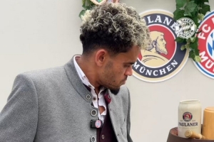 拜仁曬迪亞斯身穿當(dāng)?shù)貍鹘y(tǒng)服飾視頻：非常適合你！