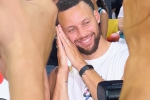 美女主持人曬庫(kù)里經(jīng)典動(dòng)作：近距離親眼看晚安安