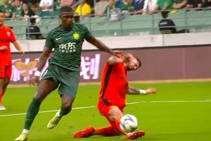 媒體人：法比奧進(jìn)球類似阿森納對(duì)陣曼聯(lián)角球進(jìn)球，在中超不判少見