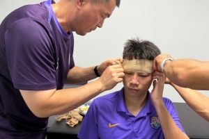 記者：楊帆眉骨賽后縫了4針，看側(cè)臉都能看出擰著眉毛